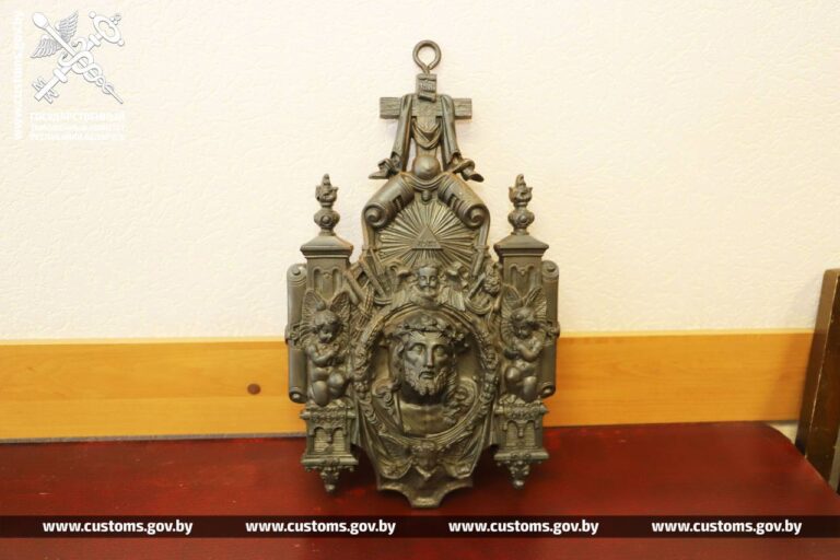 Картины, статуэтки...Ценности изъяты у гражданок, прибывших из Польши в ПП "Брест"