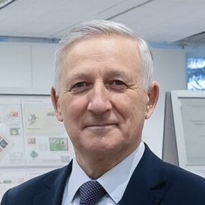 От утюгов до кукол и мемов. Что коллекционируют белорусы разных поколений