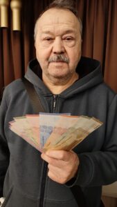 От утюгов до кукол и мемов. Что коллекционируют белорусы разных поколений