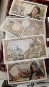 От утюгов до кукол и мемов. Что коллекционируют белорусы разных поколений