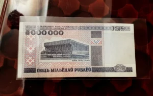 От утюгов до кукол и мемов. Что коллекционируют белорусы разных поколений