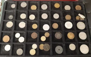 От утюгов до кукол и мемов. Что коллекционируют белорусы разных поколений