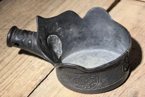 От утюгов до кукол и мемов. Что коллекционируют белорусы разных поколений