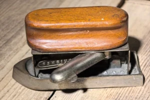 От утюгов до кукол и мемов. Что коллекционируют белорусы разных поколений