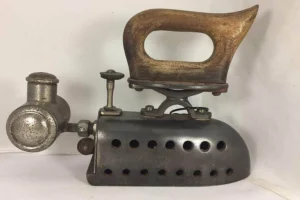 От утюгов до кукол и мемов. Что коллекционируют белорусы разных поколений