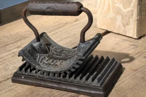 От утюгов до кукол и мемов. Что коллекционируют белорусы разных поколений