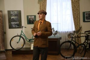 Сегодня в Гродно открылась выставка ретровелосипедов «Неман»