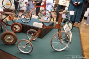 Сегодня в Гродно открылась выставка ретровелосипедов «Неман»