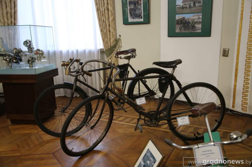 Сегодня в Гродно открылась выставка ретровелосипедов «Неман»