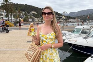 От утюгов до кукол и мемов. Что коллекционируют белорусы разных поколений