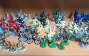 От утюгов до кукол и мемов. Что коллекционируют белорусы разных поколений