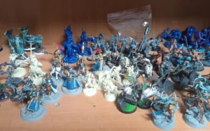 От утюгов до кукол и мемов. Что коллекционируют белорусы разных поколений